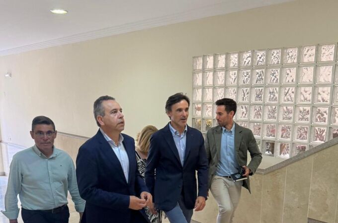 El consejero de Fomento e Infraestructuras, Jorge García Montoro, junto al alcalde de Abanilla, José Antonio Blasco, durante la visita a las viviendas cedidas por la Comunidad Autónoma al municipio para destinarlas a alquiler asequible