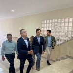 El consejero de Fomento e Infraestructuras, Jorge García Montoro, junto al alcalde de Abanilla, José Antonio Blasco, durante la visita a las viviendas cedidas por la Comunidad Autónoma al municipio para destinarlas a alquiler asequible