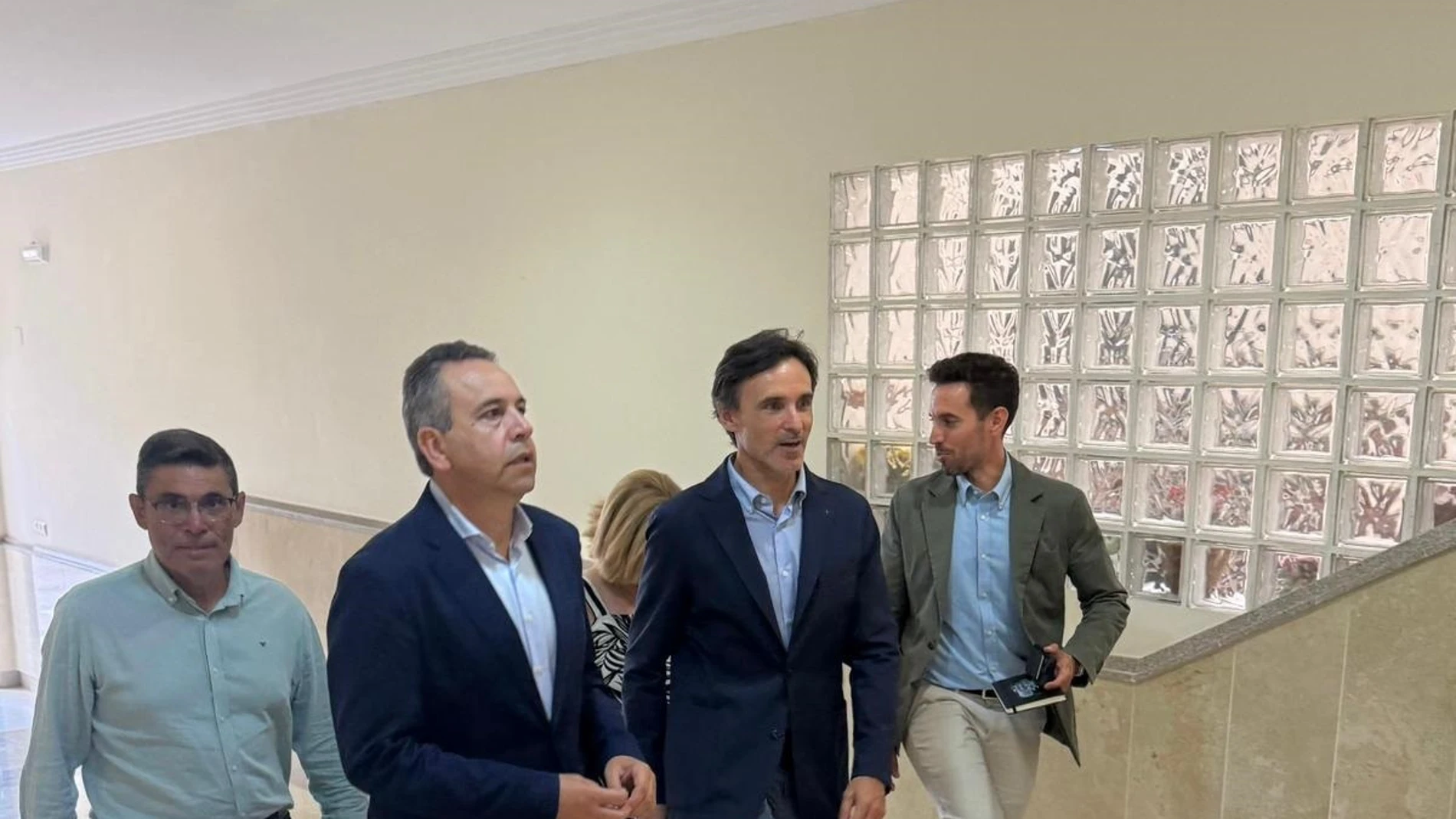 El consejero de Fomento e Infraestructuras, Jorge García Montoro, junto al alcalde de Abanilla, José Antonio Blasco, durante la visita a las viviendas cedidas por la Comunidad Autónoma al municipio para destinarlas a alquiler asequible