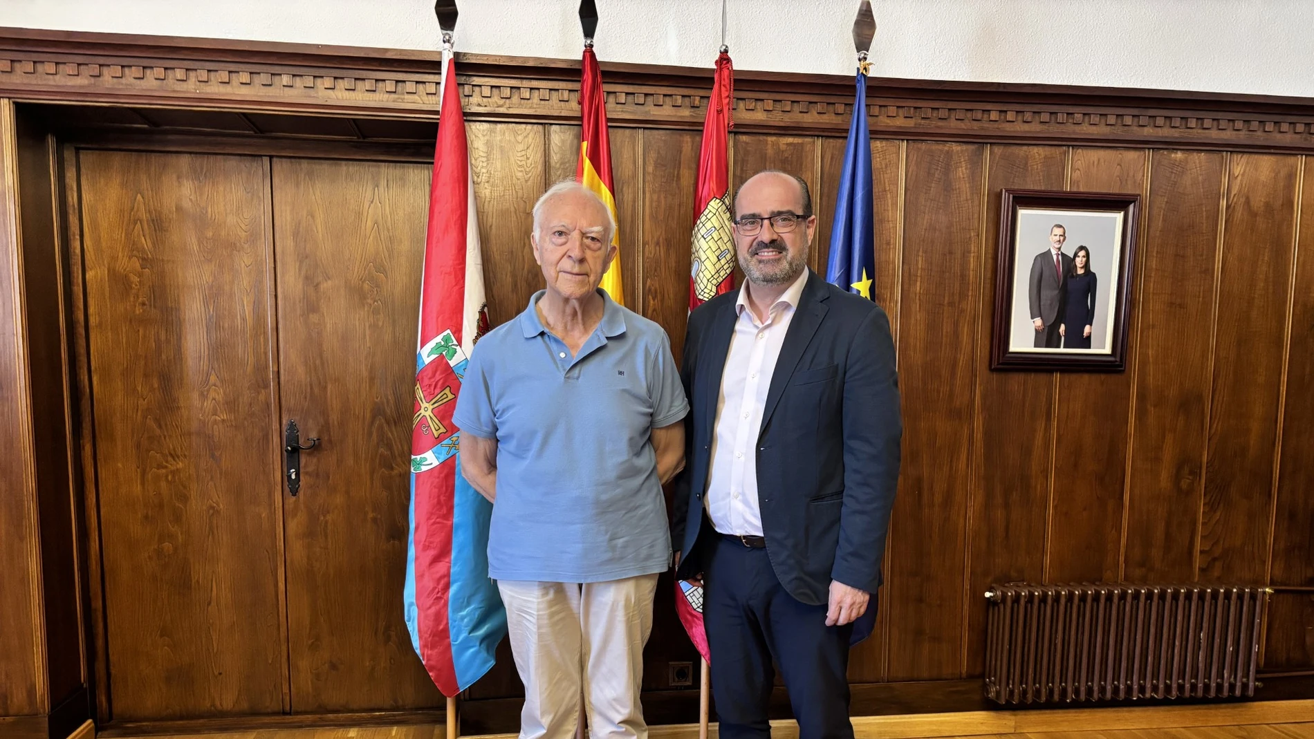 El alcalde de Ponferrada, Marco Morala, recibe a Manuel Ángel Fernández Arias
