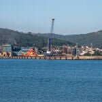 Un incendio calcina un pesquero en el puerto de Cee y provoca daños en otra embarcación cercana