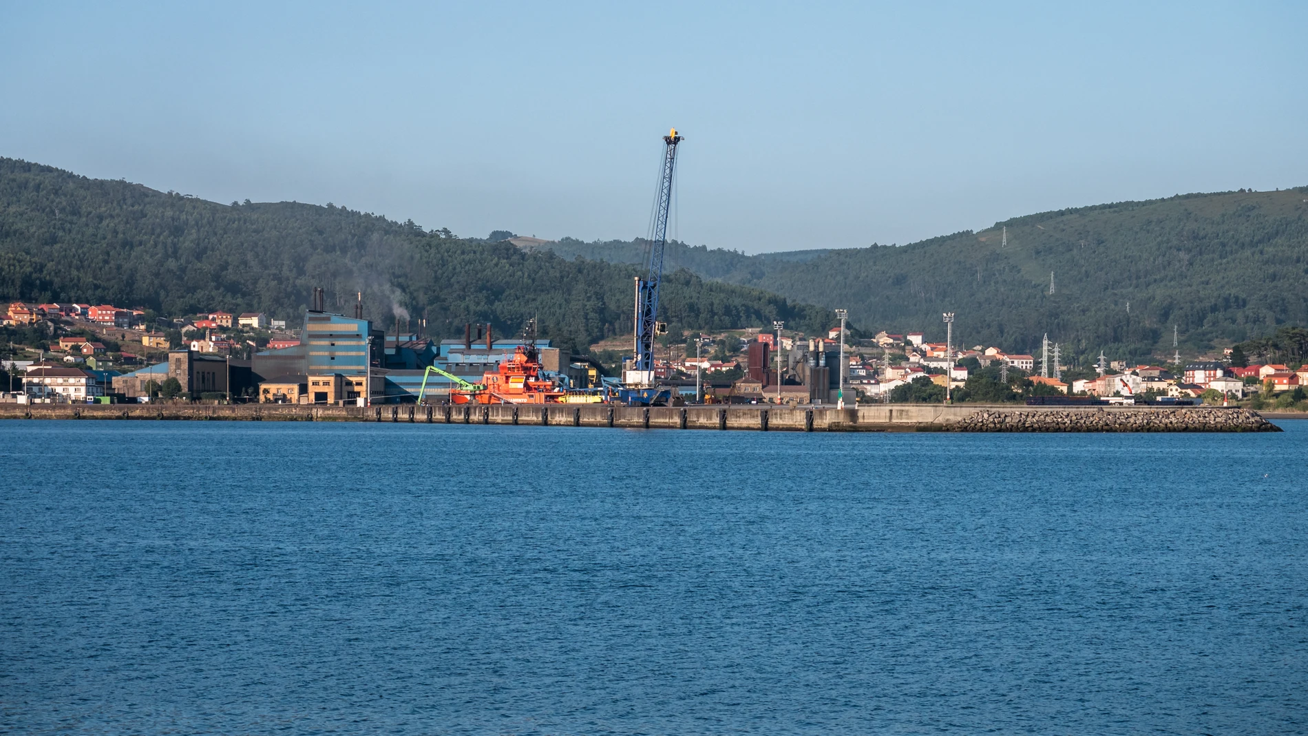 Un incendio calcina un pesquero en el puerto de Cee y provoca daños en otra embarcación cercana