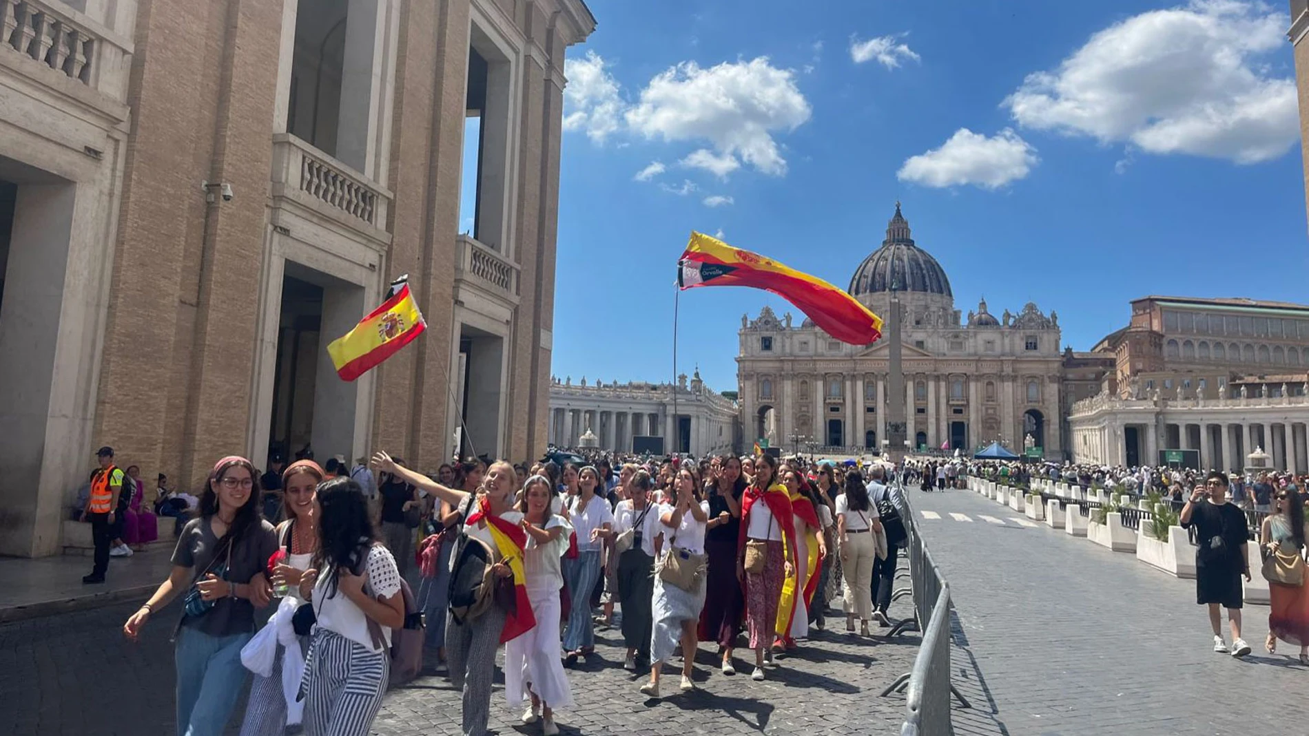 CIUDAD DEL VATICANO, 30/07/2025.- Cientos de miles de jóvenes católicos han invadido Roma estos días con motivo del Jubileo de la Juventud, uno de los momentos más esperados del Año Santo 2025, llenando la capital de entusiasmo, cantos, banderas y la fe compartida por peregrinos de hasta 146 países con un ambiente que parece un "Mundial" de fútbol. EFE/ Claudia Sacristán