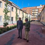 El concejal de Fomento, Fernando Carabias, y el director de Administración Local de la Junta de Castilla y León, Emilio Arroita, visitan las renovadas calles