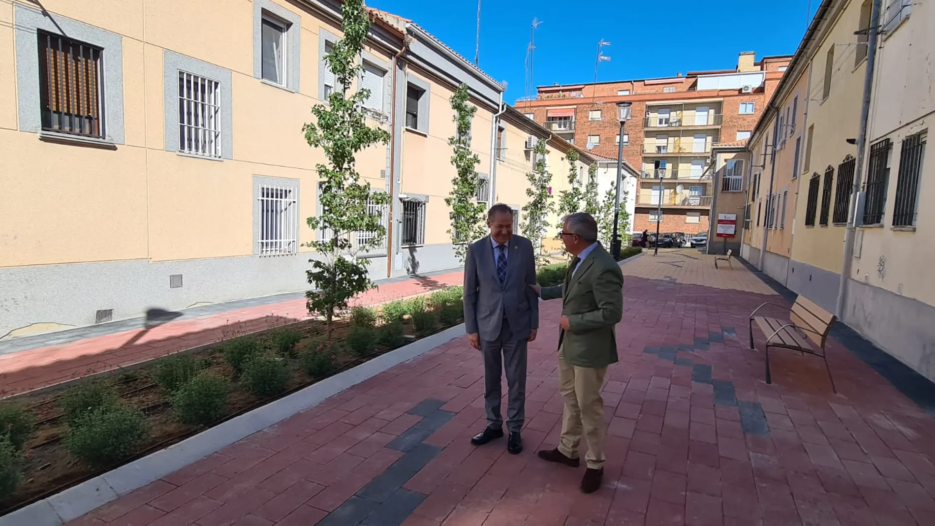 El concejal de Fomento, Fernando Carabias, y el director de Administración Local de la Junta de Castilla y León, Emilio Arroita, visitan las renovadas calles