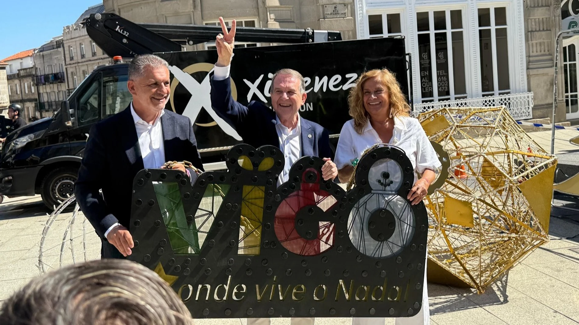 El alcalde, Abel Caballero, en el centro con uno de los adornos navideños.