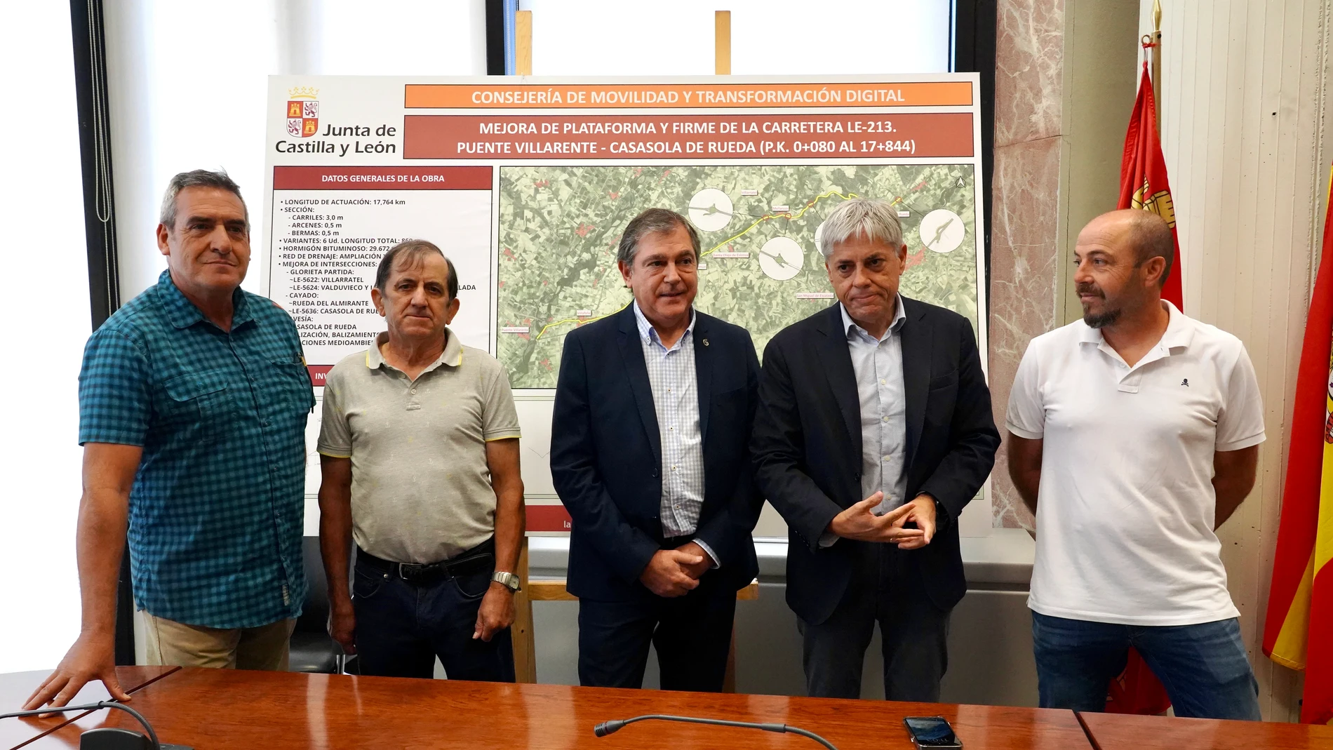 El director general de Carreteras e Infraestructuras, Jesús Puerta, presenta las obras de la carretera LE-213
