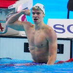 Leon Marchand tras mejorar el récord del mundo de 200 estilos