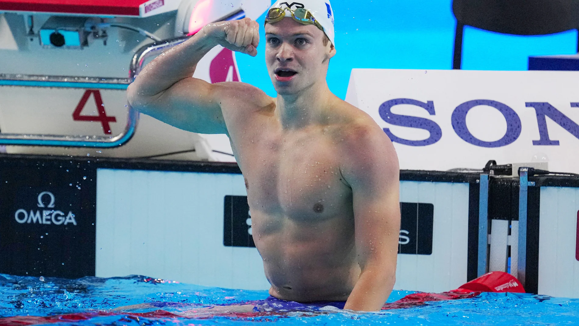 Leon Marchand tras mejorar el récord del mundo de 200 estilos