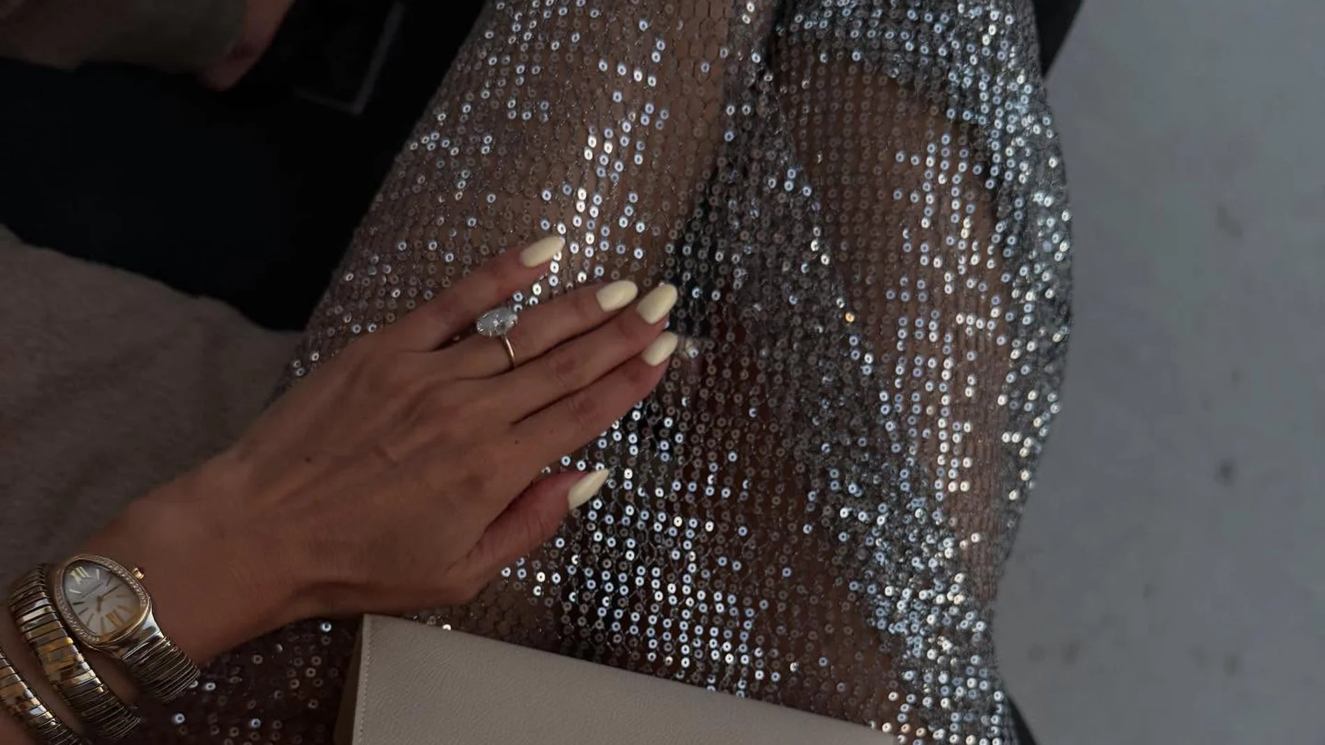 Influencer con uñas perfectas en verano.