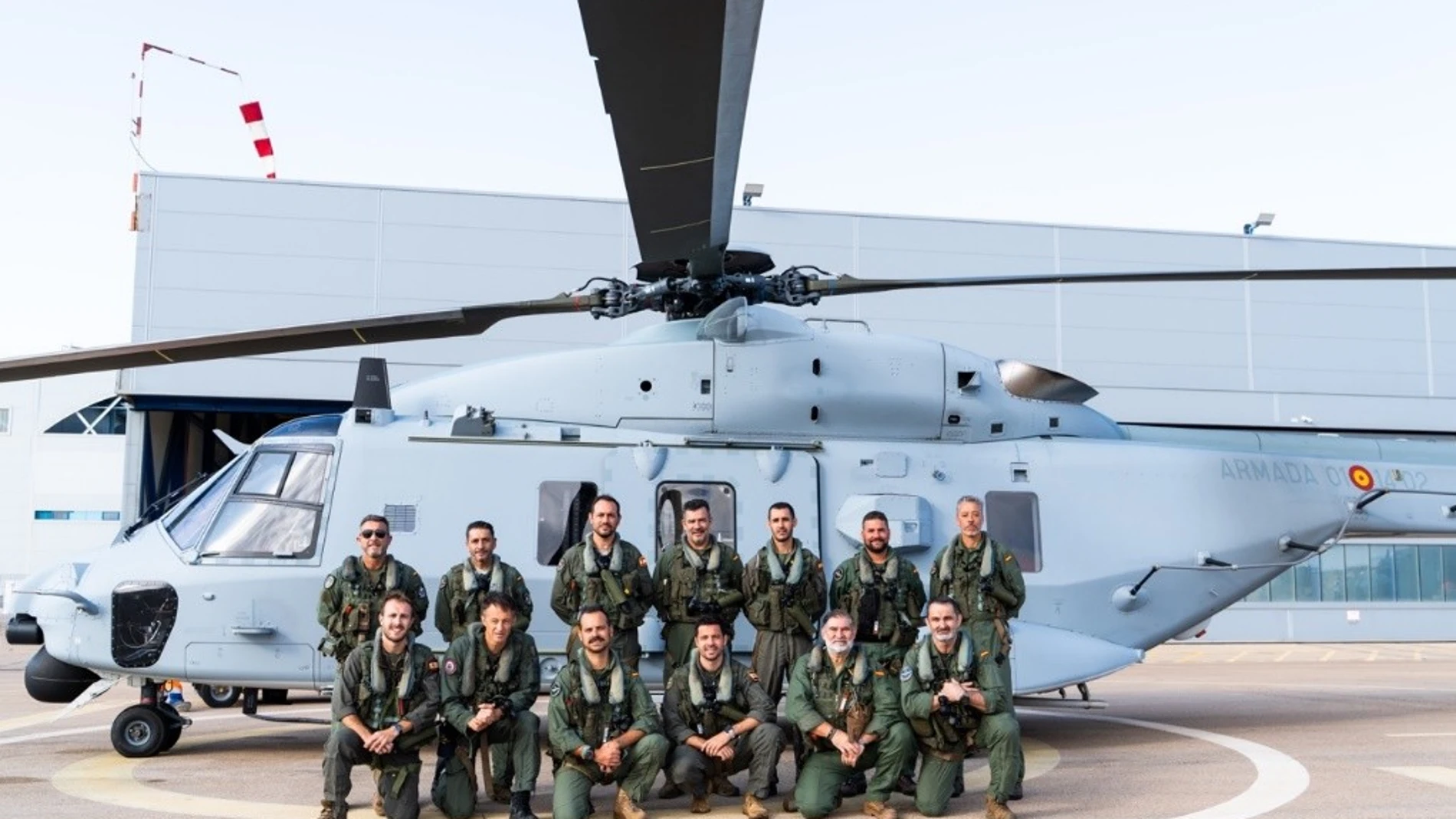 Varios miembros de la Armada Española posan junto a los nuevos NH-90 Sable en su presentación en Rota