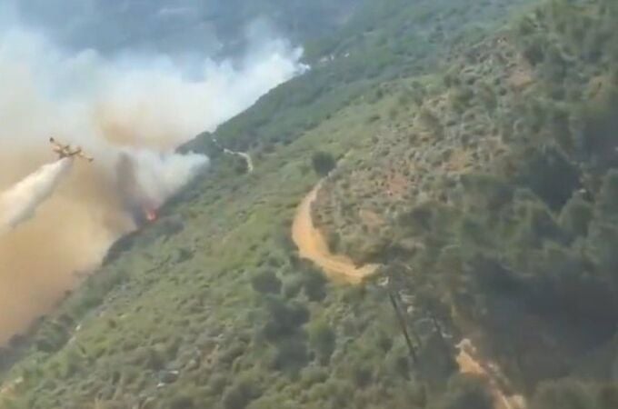La Comunidad mantiene el helicóptero bombardero para colaborar en la extinción del incendio en Mombeltrán