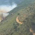 La Comunidad mantiene el helicóptero bombardero para colaborar en la extinción del incendio en Mombeltrán