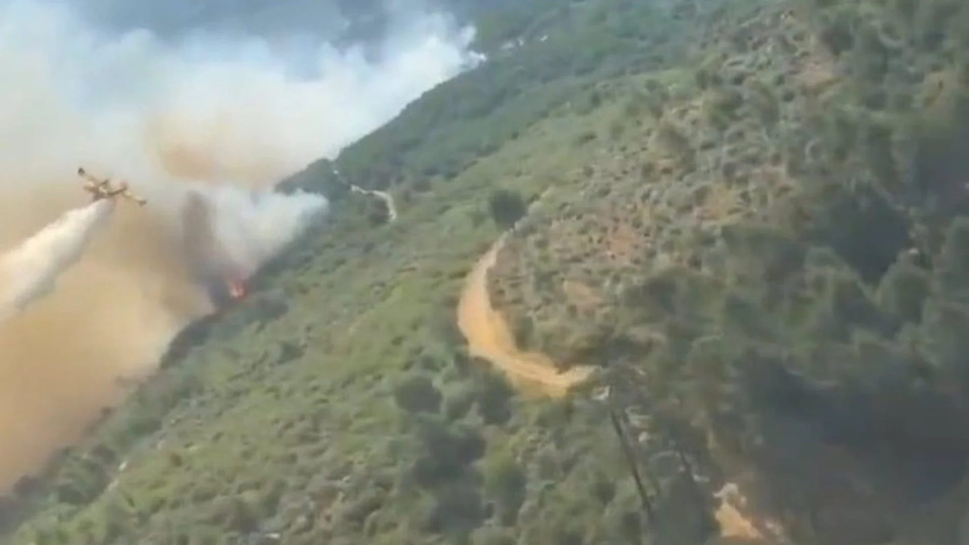 La Comunidad mantiene el helicóptero bombardero para colaborar en la extinción del incendio en Mombeltrán