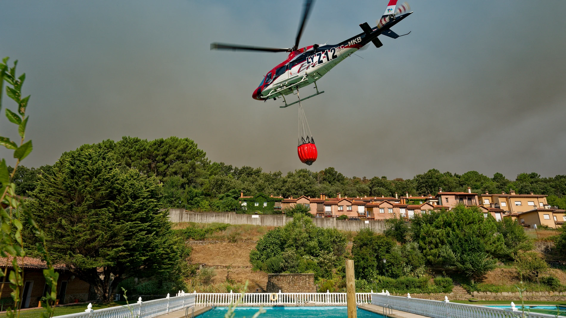 EL ARENAL (ÁVILA), 30/07/2025.- La situación del incendio que se declaró en la noche del lunes en el Barranco de las Cinco Villas, al sur de Ávila, y que avanza en dirección al municipio de El Arenal, es "muy complicada", según el director técnico de extinción, Ángel Iglesias, quien ha reconocido que "no hay nada favorable que poder decir". En declaraciones remitidas a los medios de comunicación, Iglesias ha señalado que el perímetro del incendio se encuentra "abierto en todos los frentes", d...
