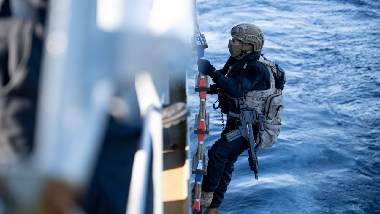 したがって、海軍は海上安全保障を保護するために行動します