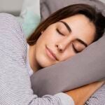¿Cierras la puerta para dormir? Los 6 rasgos de la personalidad que te definen, según la psicología