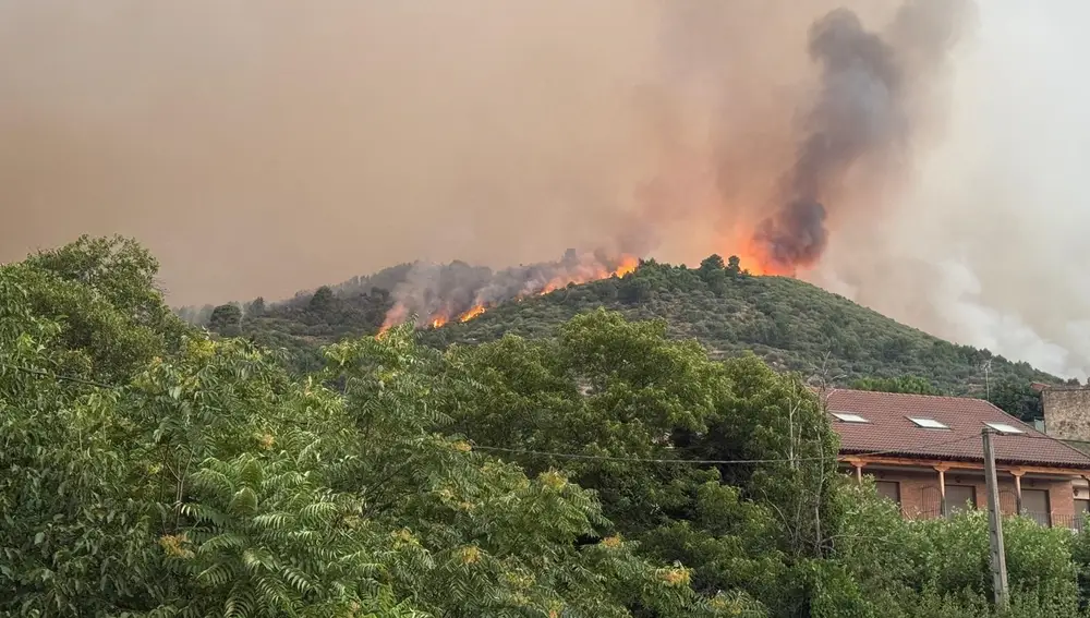 Sucesos.- Confinada la localidad de El Arenal (Ávila) ante el avance del incendio originado en Cuevas del Valle