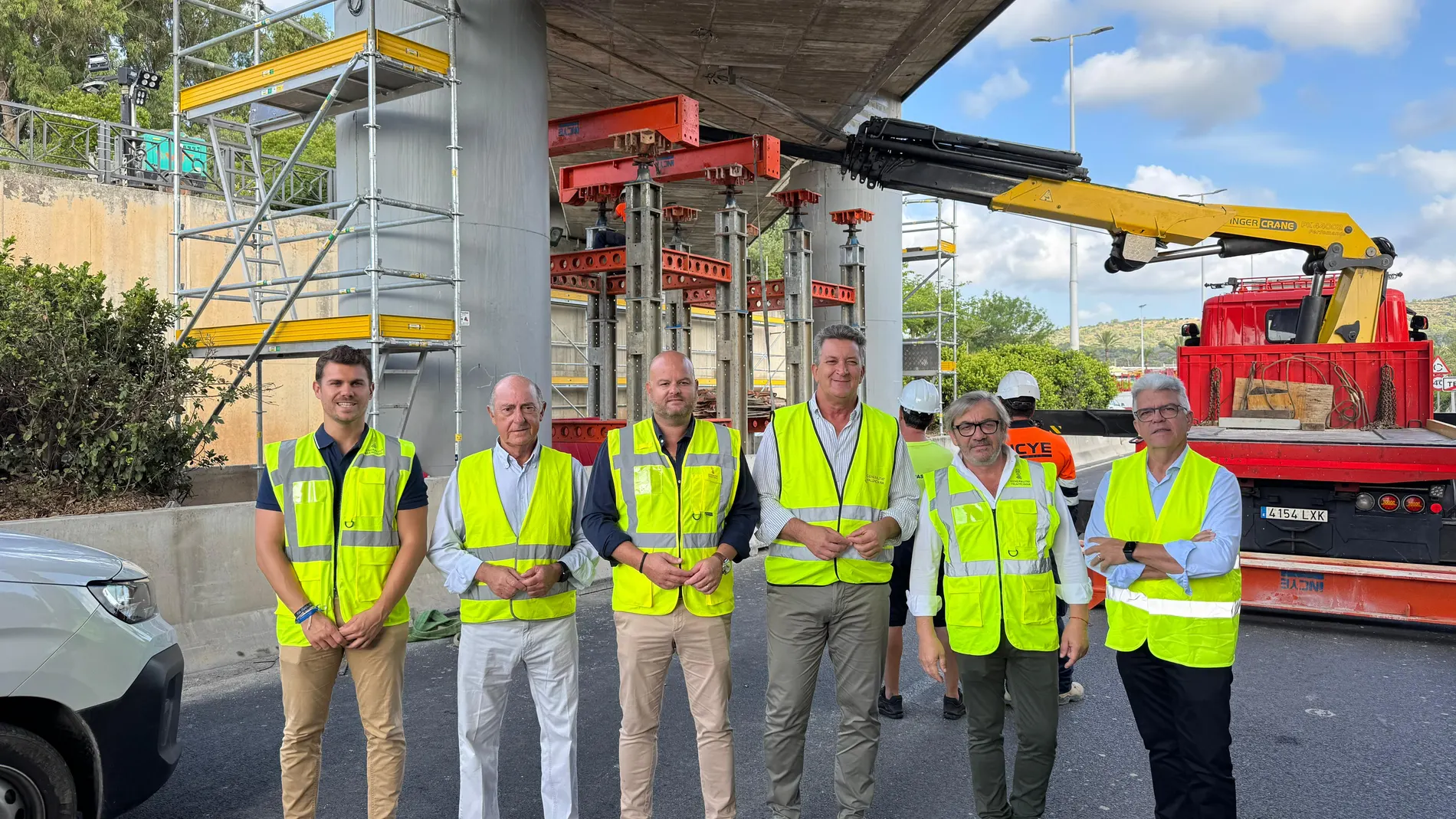 Martínez Mus (3d) visitó las obras de refuerzo de la estructura