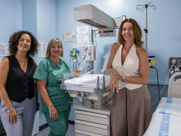 La doctora María Angustias Sánchez Ojeda (i), la doctora Silvia Navarro (d) y Sonia Méngualo Prado (c), auxiliar del Servicio de Paritorio del Hospital Comarcal de Melilla