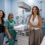 La doctora María Angustias Sánchez Ojeda (i), la doctora Silvia Navarro (d) y Sonia Méngualo Prado (c), auxiliar del Servicio de Paritorio del Hospital Comarcal de Melilla