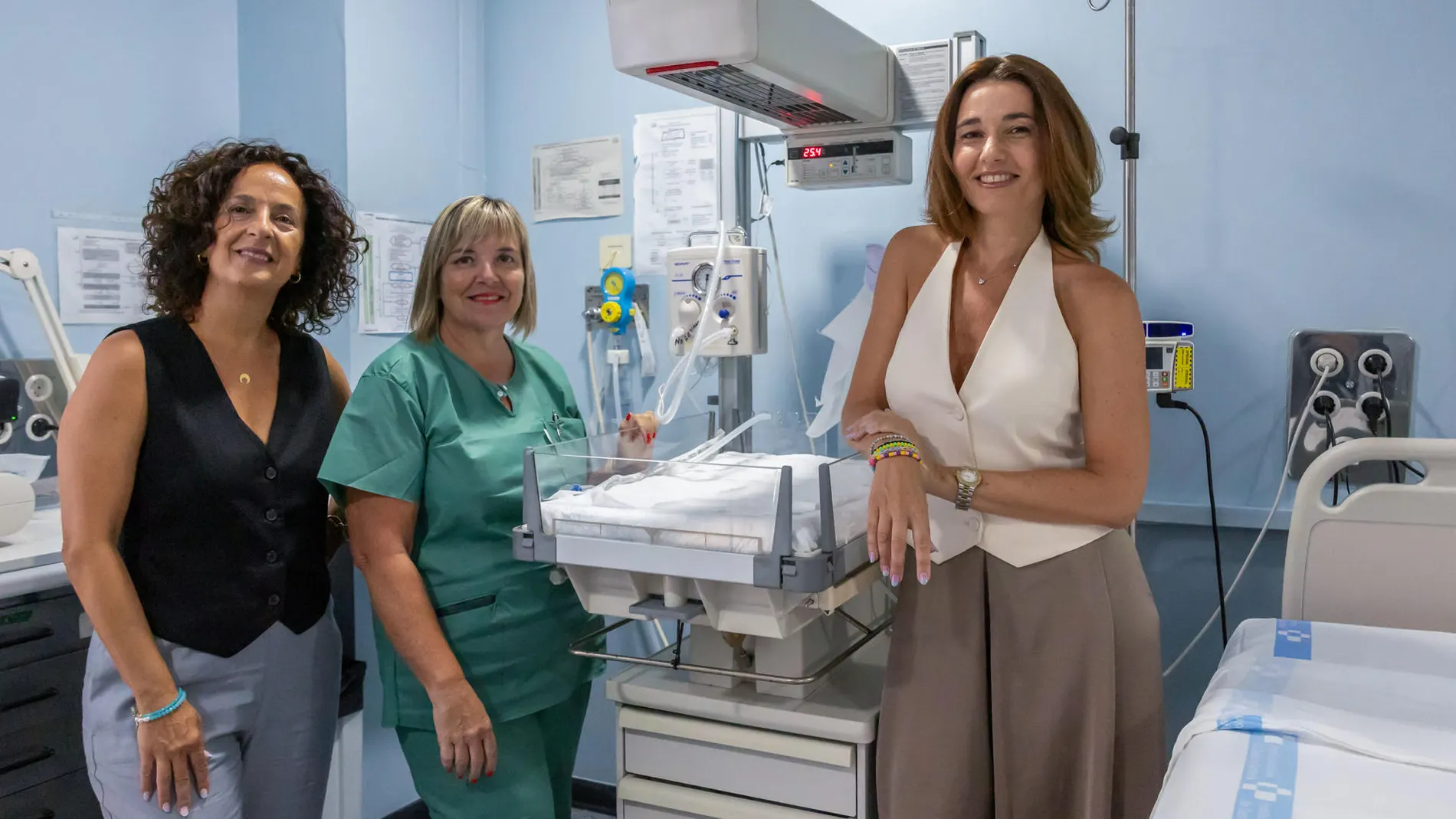 La doctora María Angustias Sánchez Ojeda (i), la doctora Silvia Navarro (d) y Sonia Méngualo Prado (c), auxiliar del Servicio de Paritorio del Hospital Comarcal de Melilla