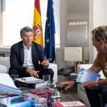 Alberto Núñez Feijóo, este miércoles en su despacho de Génova con representantes de afectados por la DANA. 