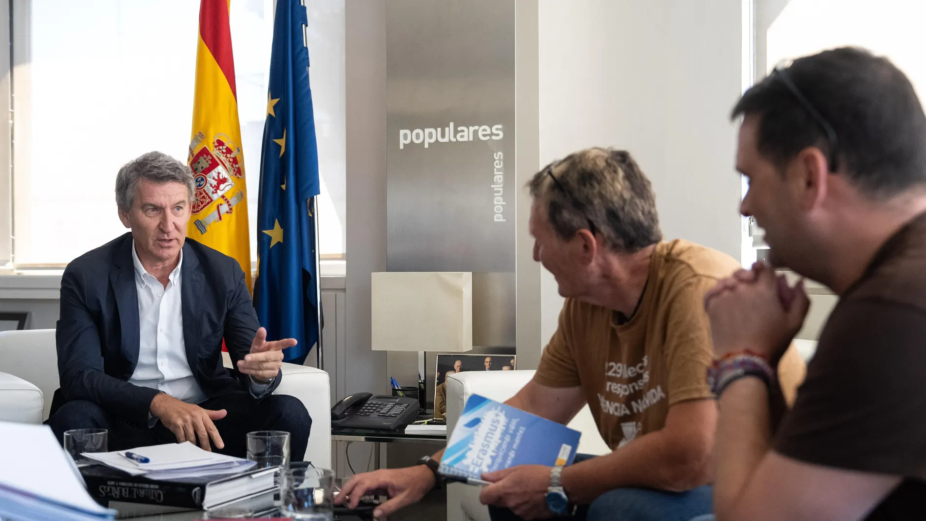 Alberto Núñez Feijóo, este miércoles en su despacho de Génova con representantes de afectados por la DANA.