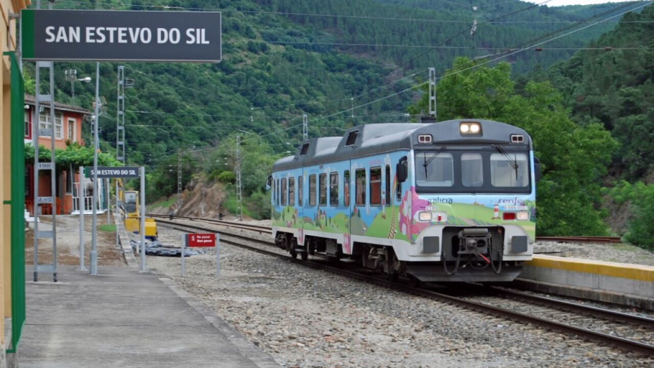 Rutas con alma y raíles o cómo descubrir Galicia en 13 viajes que huelen a mar, vino y camelia