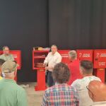 El presidente de la Diputación de Zamora, Javier Faúndez, entrega armarios antiincendios con mangueras