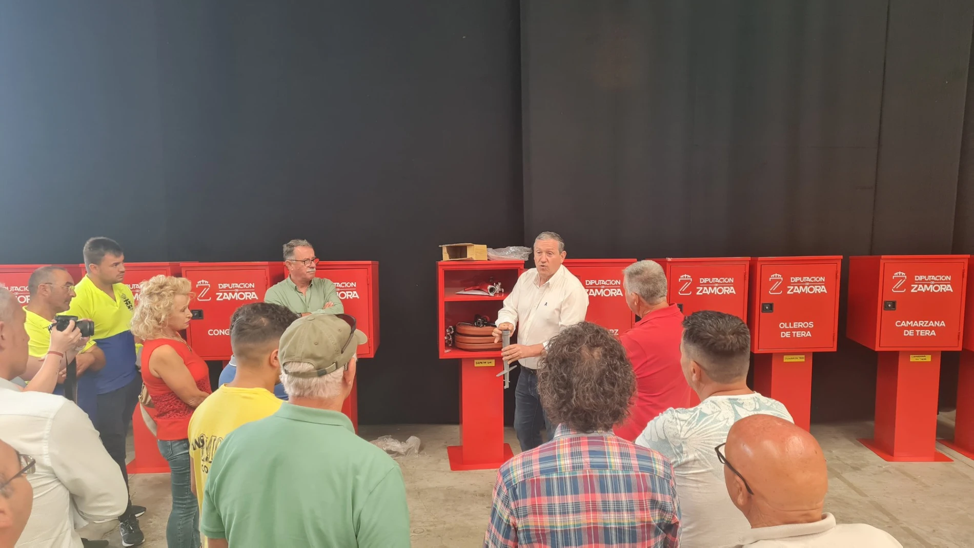 El presidente de la Diputación de Zamora, Javier Faúndez, entrega armarios antiincendios con mangueras