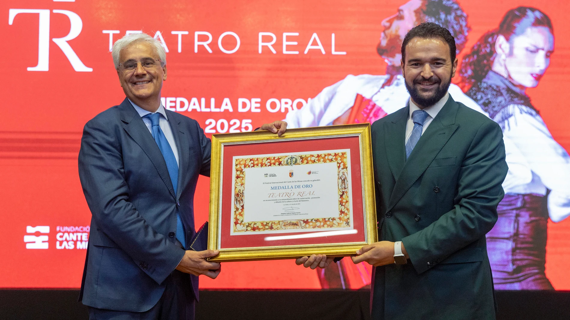 LA UNIÓN (MURCIA), 31/07/2025.- El alcalde de La Unión Joaquín Zapata (d), entrega la Medalla de Oro de la 64 edición del Festival Internacional del Cante de Las Minas al Teatro Real, institución de referencia de las artes escénicas y musicales en España. Ha recogido la medalla su director Ignacio García-Belenguer (i), este jueves en el Ayuntamiento de La Unión, (Murcia). EFE/Marcial Guillén