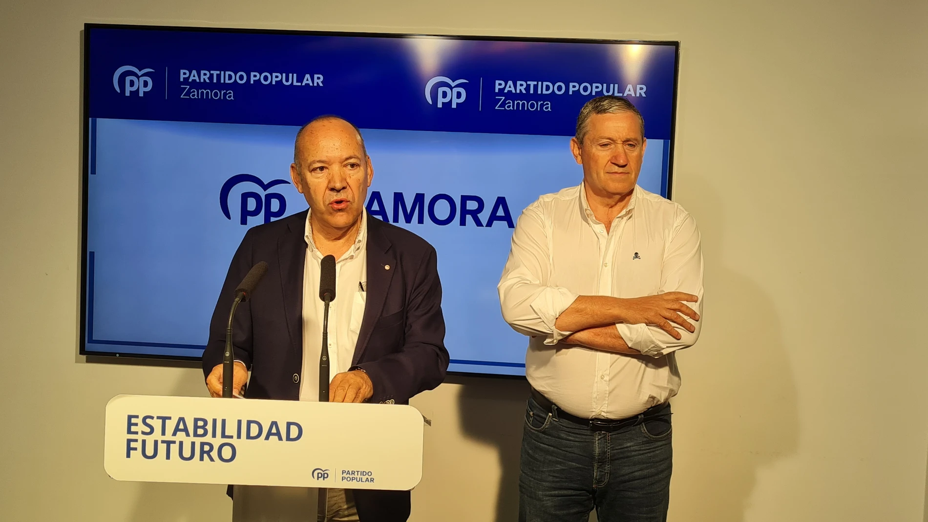 El presidente provincial del Partido Popular (PP) de Zamora, José María Barrios Tejero, y el presidente de la Diputación de Zamora, Javier Faúndez Domínguez, valoran la medida