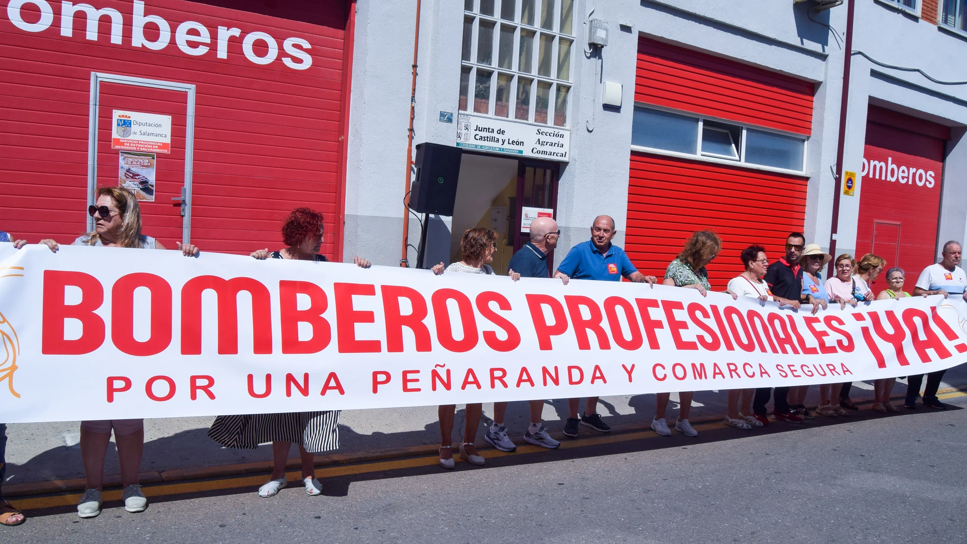 Concentración en Peñaranda de Bracamonte para pedir un parque de bomberos profesionales