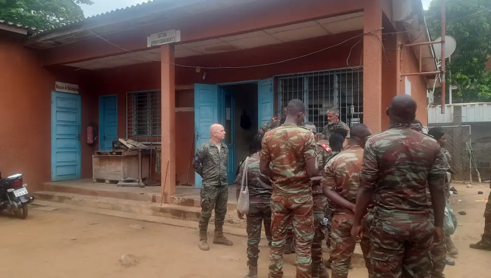 Militares españoles junto a miembros de las Fuerzas Armadas de Benín