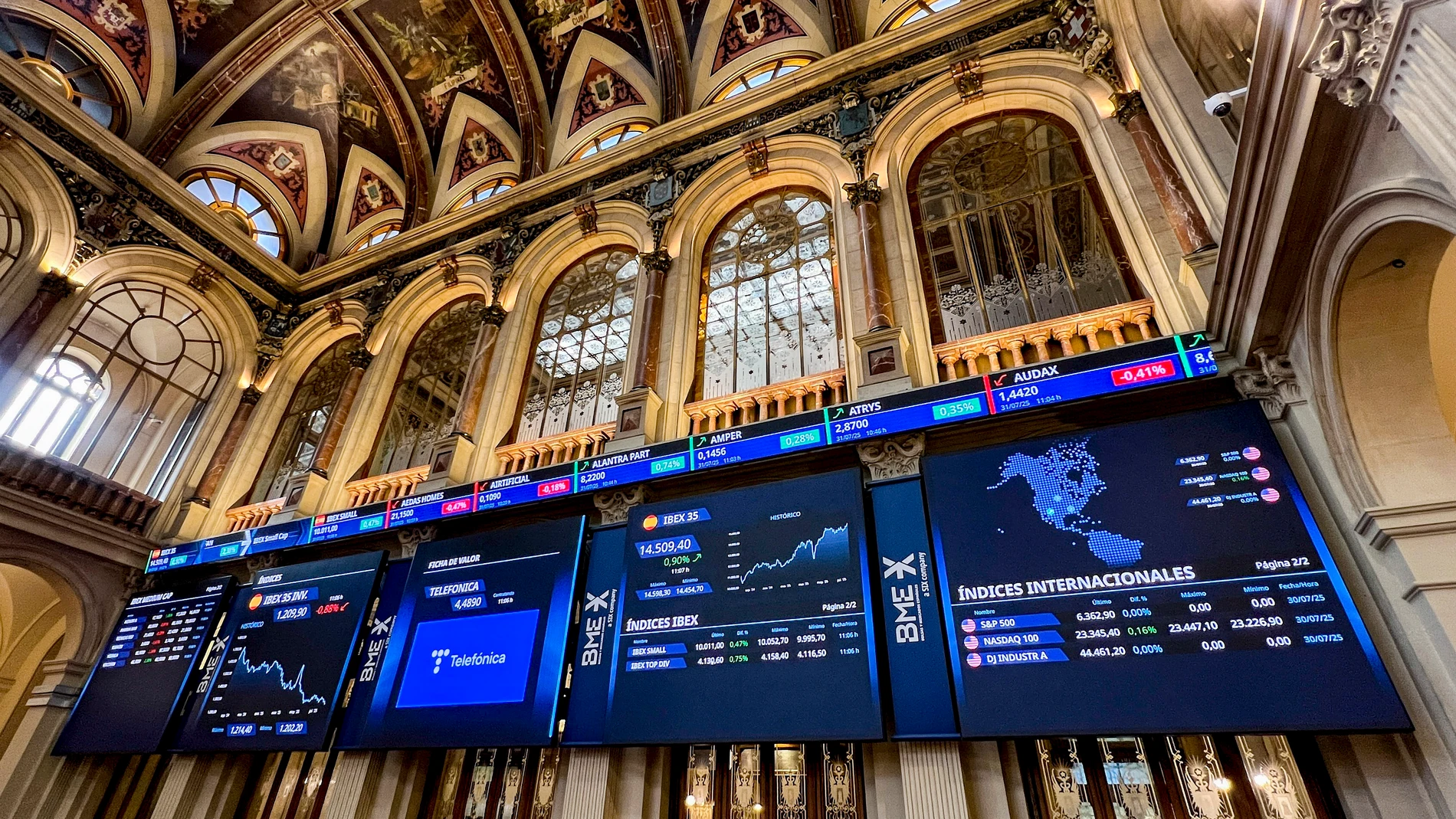 MADRID, 31/07/2025.- El principal selectivo de la Bolsa española, el IBEX 35, sube el 1 % tras la apertura de este jueves y supera los 14.500 puntos, en una jornada en la que BBVA se dispara más del 5 % tras anunciar sus resultados. EFE/ Altea Tejido