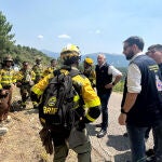 El delegado del Gobierno, Nicanor Sen, visita el dispositivo que está participando en el incendio forestal de Cuevas del Valle, al sur de la provincia de Ávila