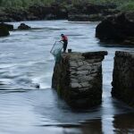Imagen de la pesca de la lamprea en el río. 