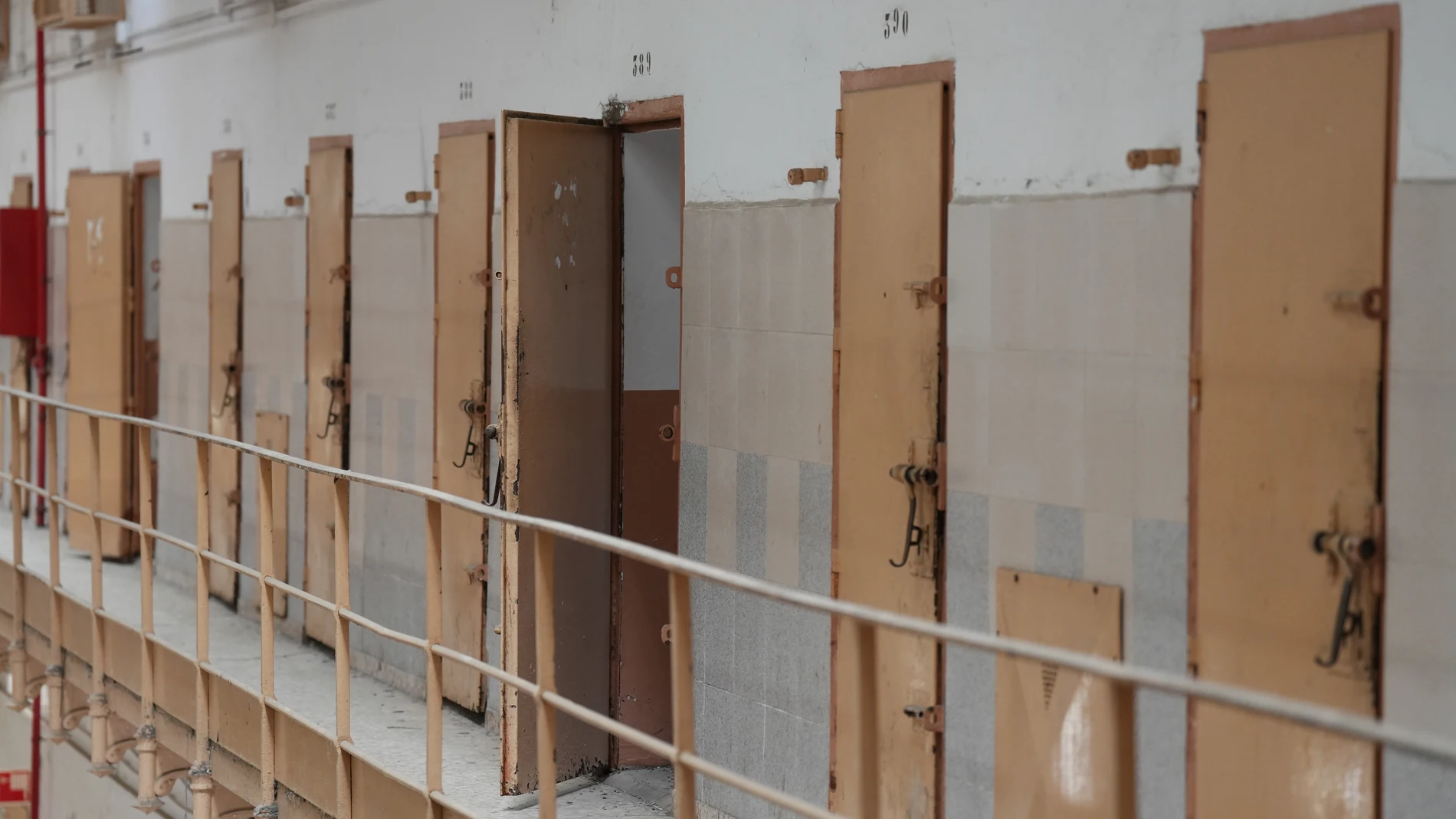 El interior de La Model de Barcelona, durante la presentación de los trabajos en la 'Capilla Gitana' de Helios Gómez de La Model de Barcelona, a 31 de julio de 2025, en Barcelona, Catalunya (España). Las pinturas de Helios Gómez, que fueron cubiertas en 1998, se han estado restaurando por encargo del Departamento de Cultura de la Generalitat. El proyecto se está llevando a cabo por el Centro de Restauración de Bienes Muebles de Catalunya (CRBMC). 31 JULIO 2025;LA MODELO;CÁRCEL;PUERTAS;REJAS ...