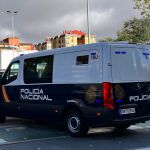 Furgón de la Policía Nacional con el detenido