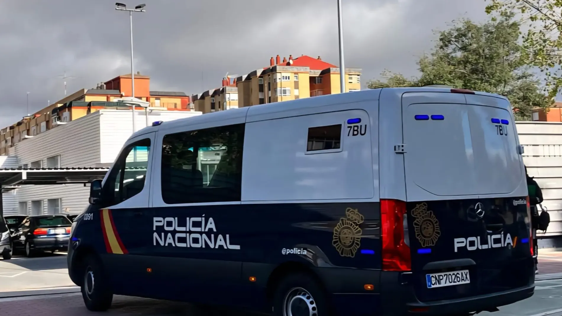 Furgón de la Policía Nacional con el detenido