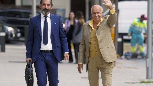  El productor televisivo José Luis Moreno (d) y su abogado a su llegada a la Audiencia Nacional este miércoles donde declara como imputado en el caso Titella, una supuesta estafa a bancos e inversores en busca de financiación. 