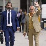  El productor televisivo José Luis Moreno (d) y su abogado a su llegada a la Audiencia Nacional este miércoles donde declara como imputado en el caso Titella, una supuesta estafa a bancos e inversores en busca de financiación. 