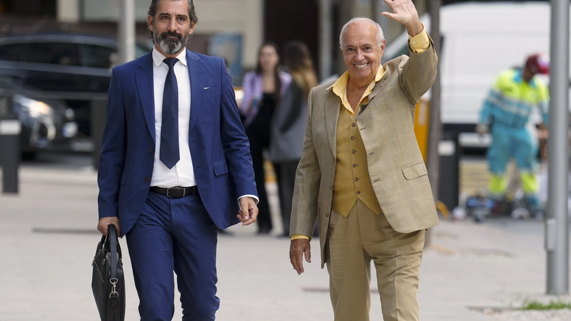 El productor televisivo José Luis Moreno (d) y su abogado a su llegada a la Audiencia Nacional este miércoles donde declara como imputado en el caso Titella, una supuesta estafa a bancos e inversores en busca de financiación.