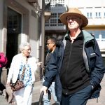 Turistas recorriendo las calles del entorno de la Marina, en A Coruña. 