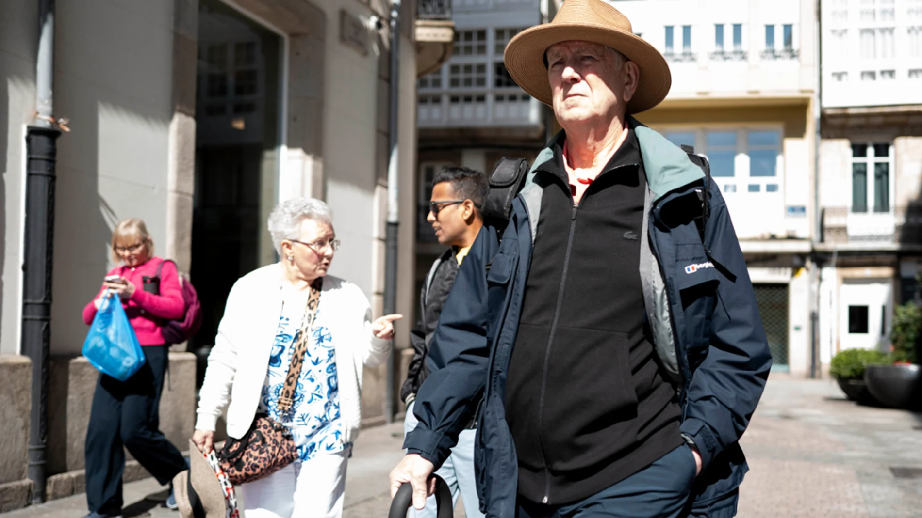 Turistas recorriendo las calles del entorno de la Marina, en A Coruña.