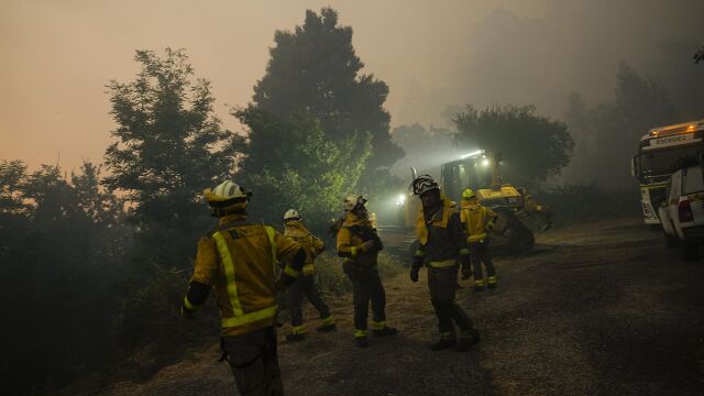 Suc.- Sigue activo el incendio de A Cañiza (Pontevedra), con 300 hectáreas quemadas, y queda extinguido el de Salvaterra
