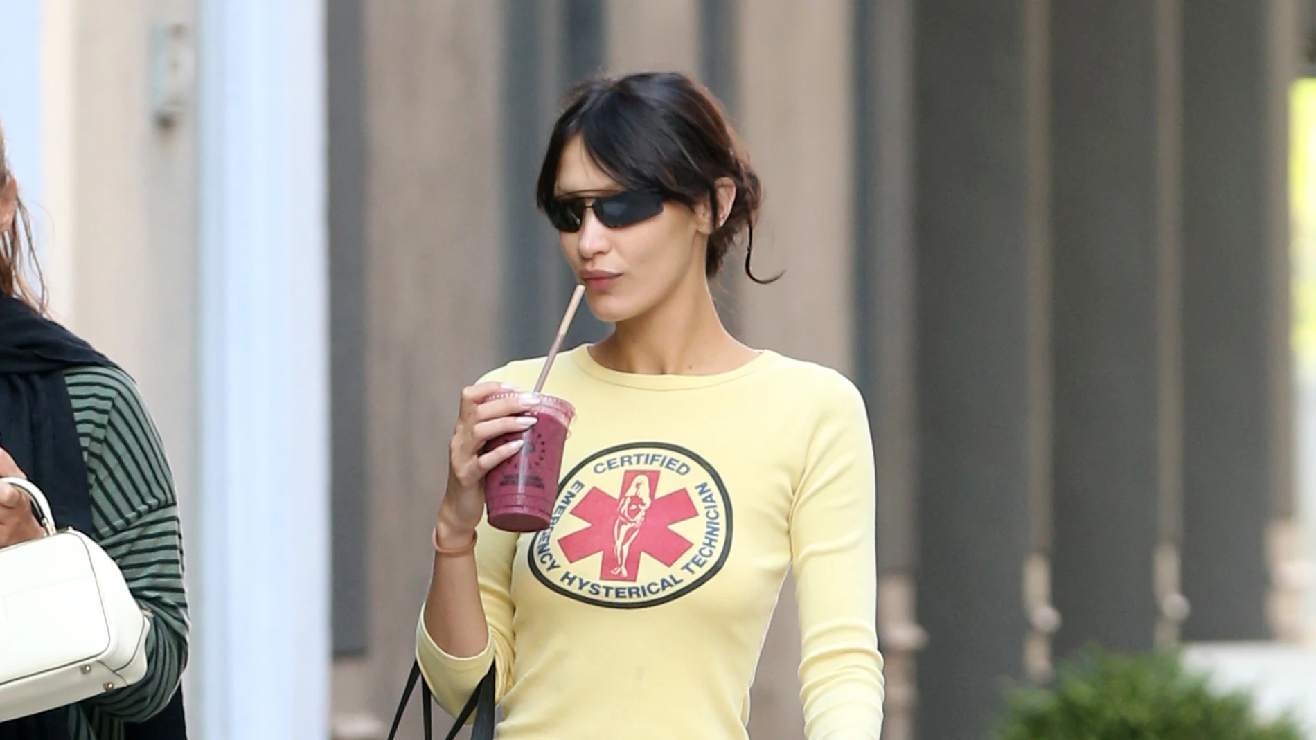 Bella Hadid con look 'street wear'.