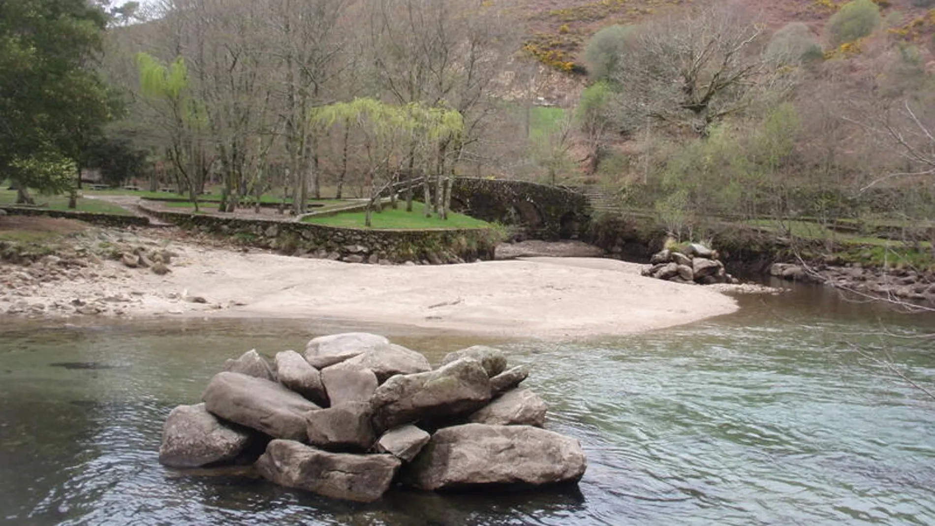 Así es la playa fluvial que se encuentra a 40 minutos de Vigo y que es un auténtico paraíso natural