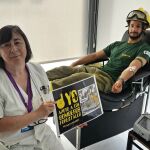 Un bombero dona sangre días atrás en un gesto para demostrar su compromiso con la sociedad